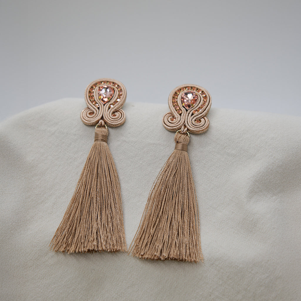 „Margaret“ Lange Soutache-Ohrringe mit Kristall