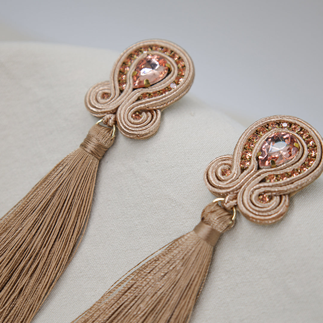 „Margaret“ Lange Soutache-Ohrringe mit Kristall