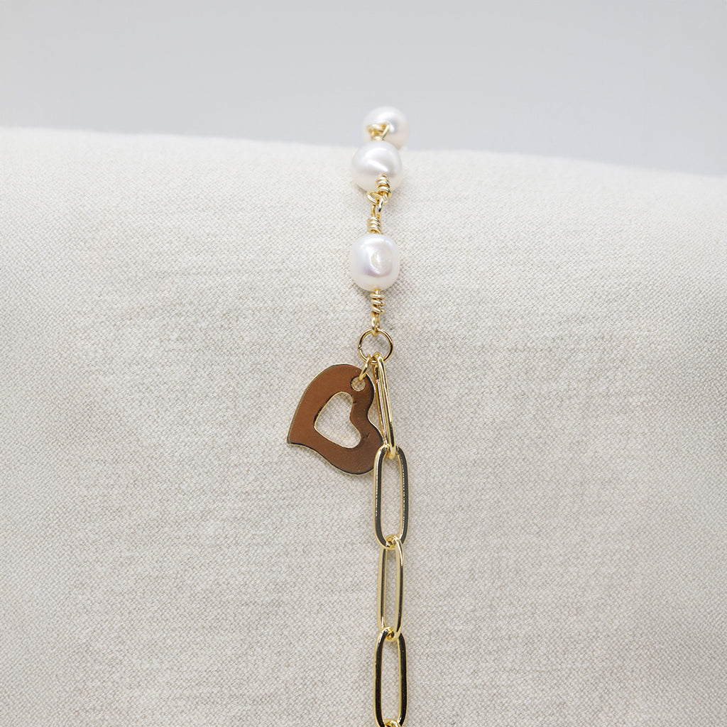 Armband Beca – Naturperlen, Fantasiekette & Herzanhänger