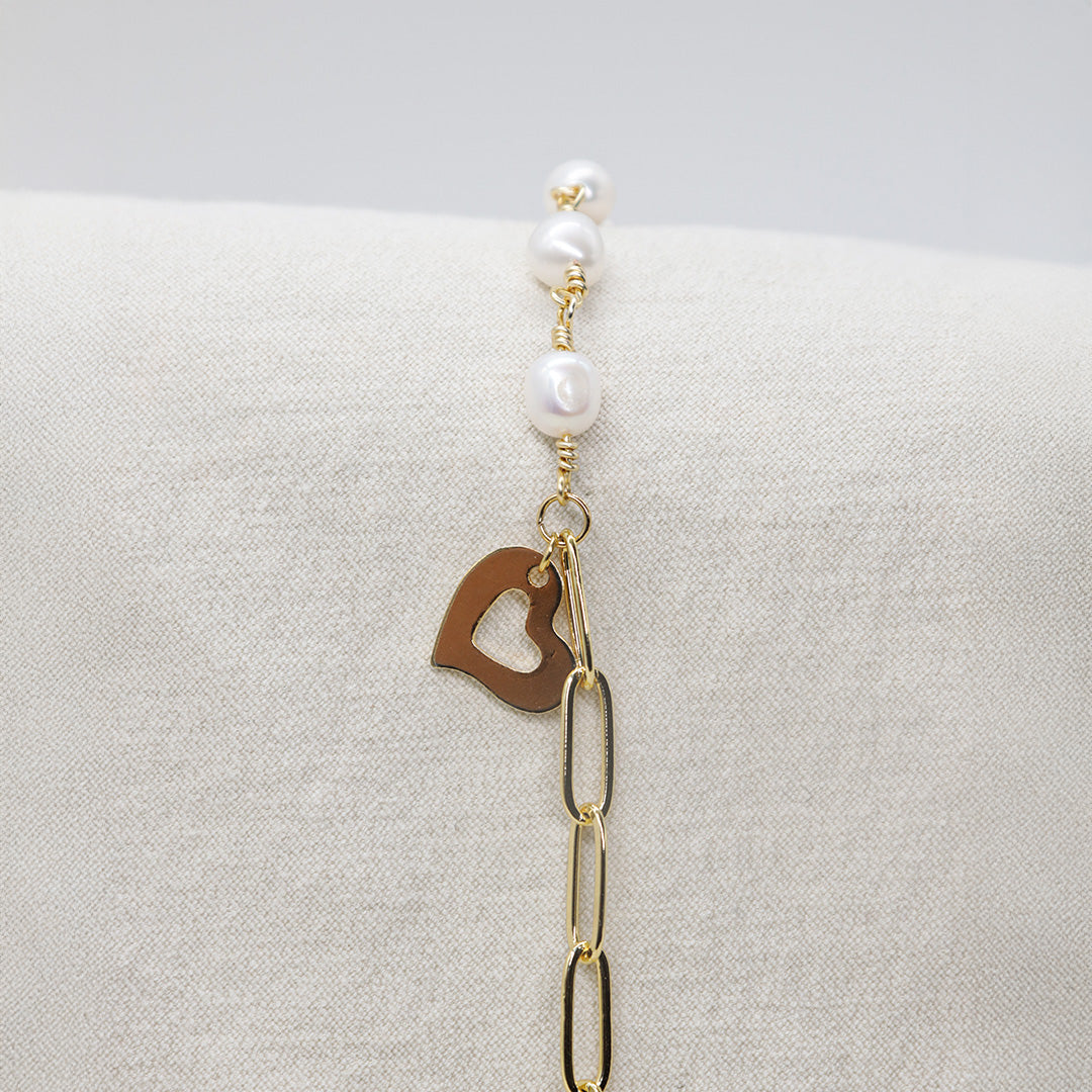 Armband Beca – Naturperlen, Fantasiekette & Herzanhänger
