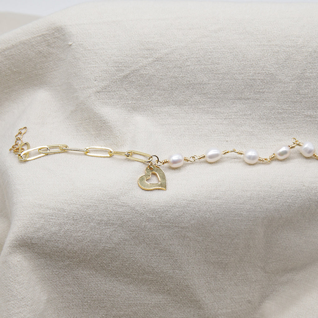 Armband Beca – Naturperlen, Fantasiekette & Herzanhänger