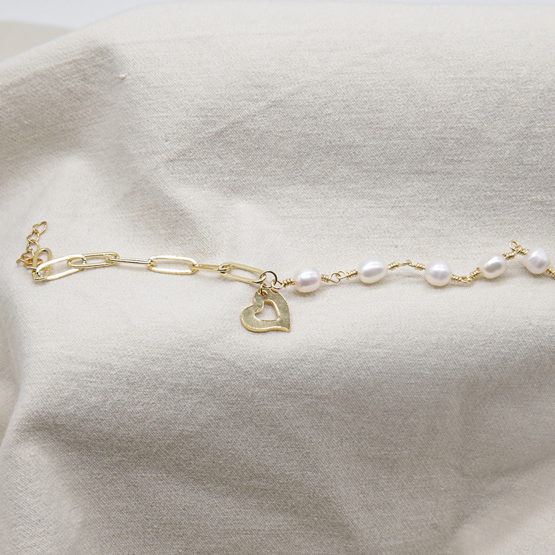 Armband Beca – Naturperlen, Fantasiekette & Herzanhänger