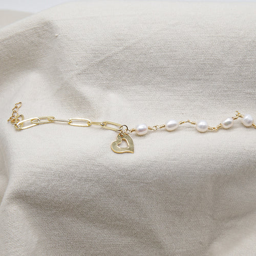 Armband Beca – Naturperlen, Fantasiekette & Herzanhänger