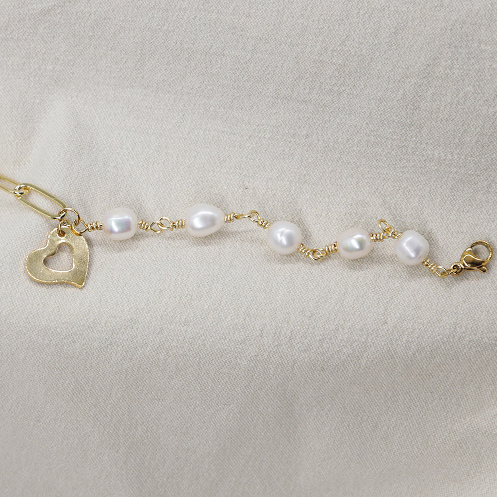 Armband Beca – Naturperlen, Fantasiekette & Herzanhänger