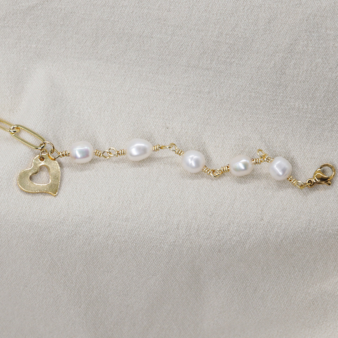 Armband Beca – Naturperlen, Fantasiekette & Herzanhänger