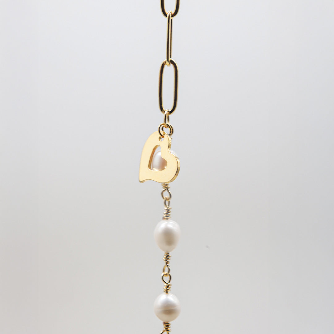 Armband Beca – Naturperlen, Fantasiekette & Herzanhänger