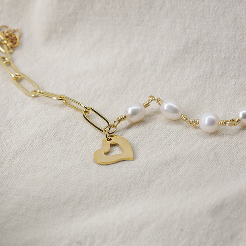 Armband Beca – Naturperlen, Fantasiekette & Herzanhänger