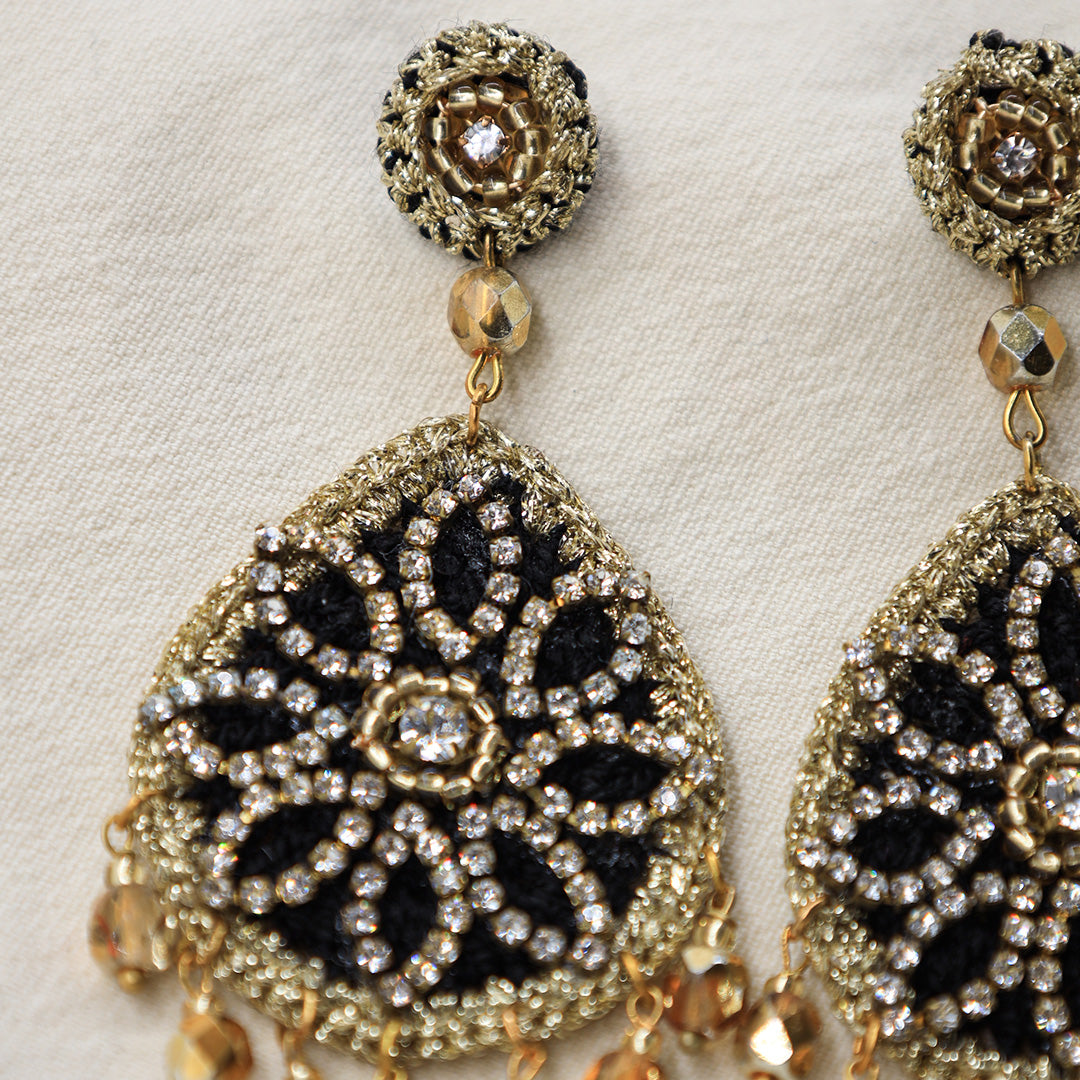 Handgehäkelte Ohrringe „Flor Estrella Royal“ mit Kristallakzenten