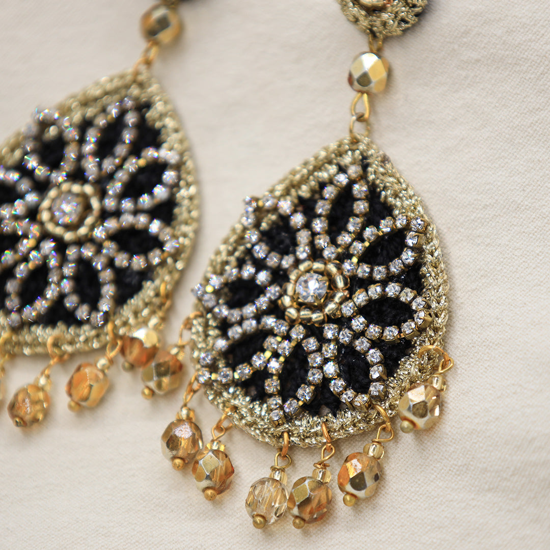 Handgehäkelte Ohrringe „Flor Estrella Royal“ mit Kristallakzenten