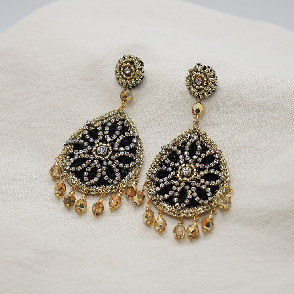 Handgehäkelte Ohrringe „Flor Estrella Royal“ mit Kristallakzenten