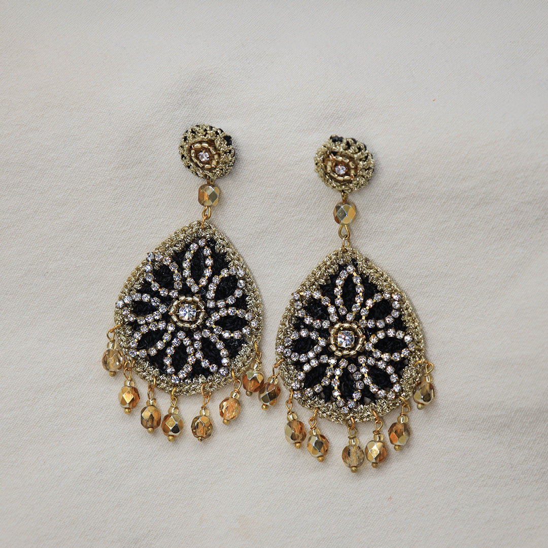 Handgehäkelte Ohrringe „Flor Estrella Royal“ mit Kristallakzenten