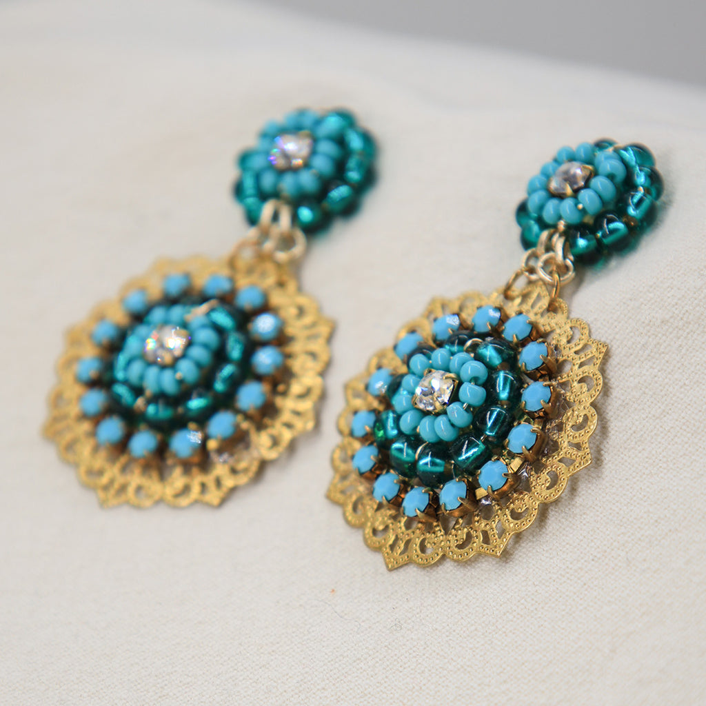 Ohrringe Gold Plate Floral – Handgefertigt mit Edelsteinakzenten