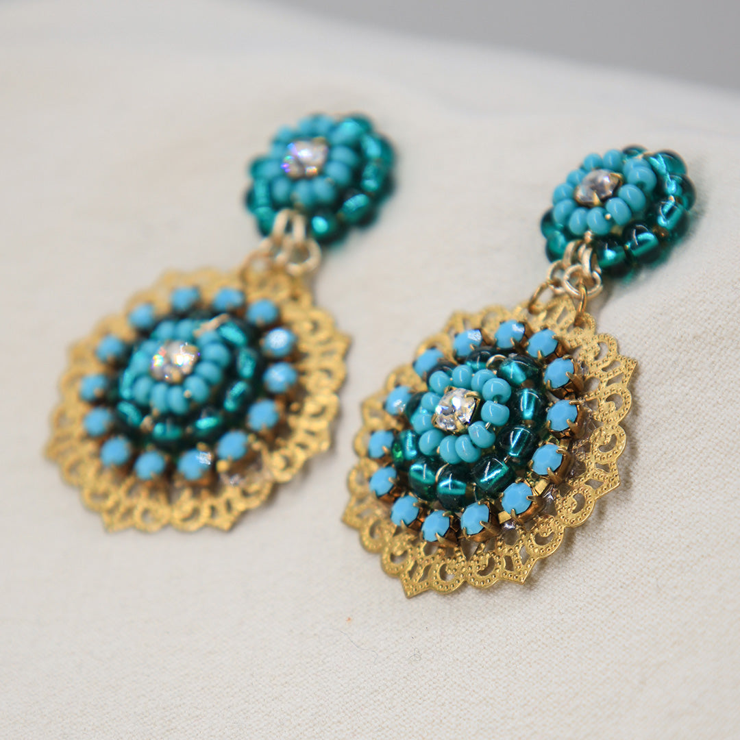 Ohrringe Gold Plate Floral – Handgefertigt mit Edelsteinakzenten