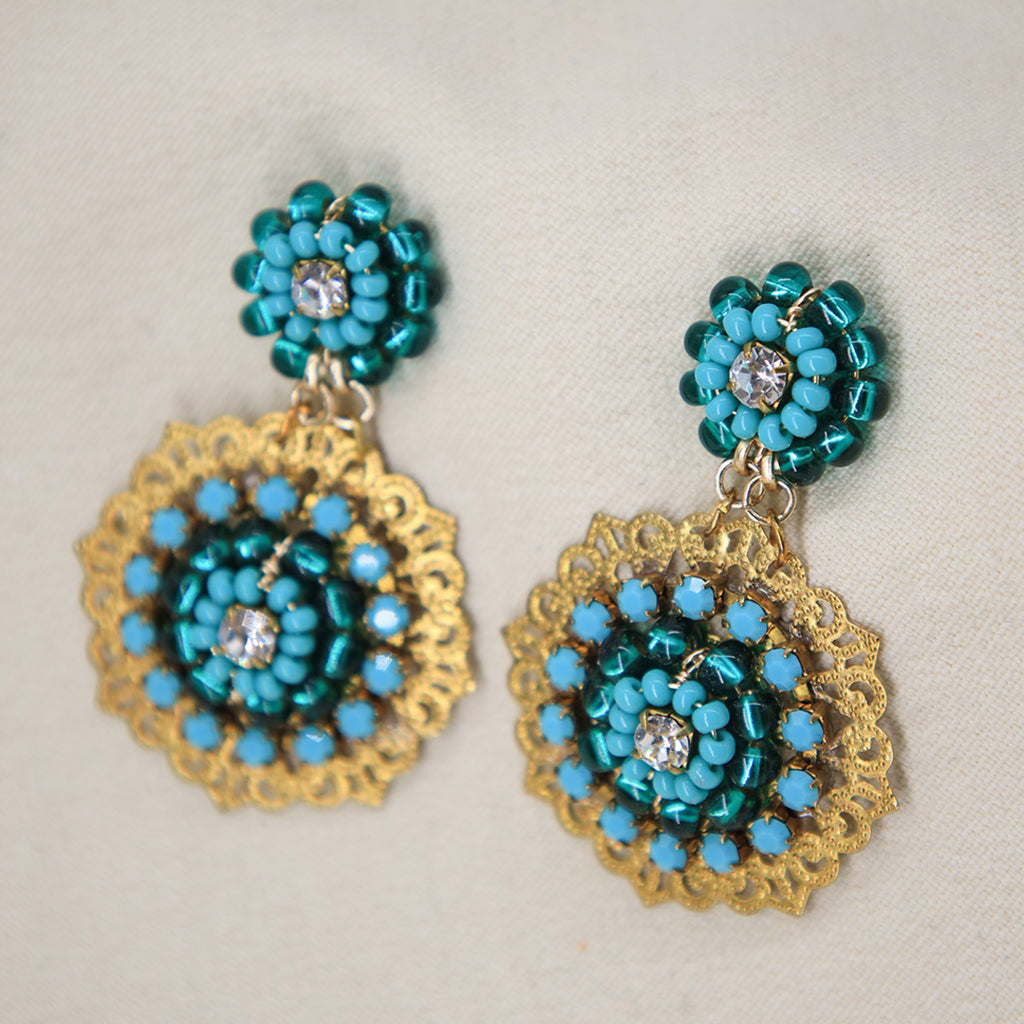 Ohrringe Gold Plate Floral – Handgefertigt mit Edelsteinakzenten