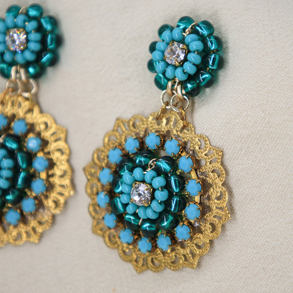 Ohrringe Gold Plate Floral – Handgefertigt mit Edelsteinakzenten