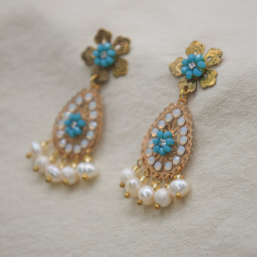 Ohrringe Gota Florita – Tropfendesign mit echten Perlenanhängern