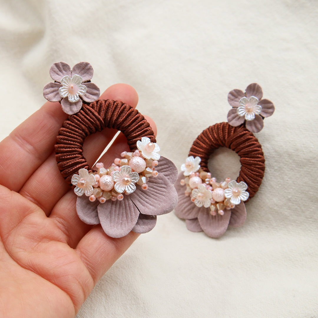 „Dora“ Ohrringe mit Harzblume und Murano