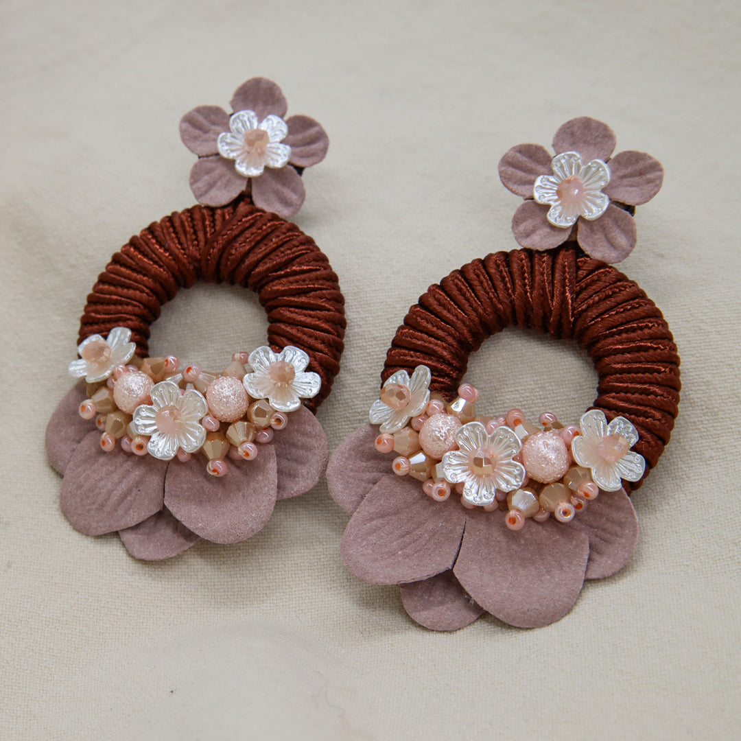 „Dora“ Ohrringe mit Harzblume und Murano