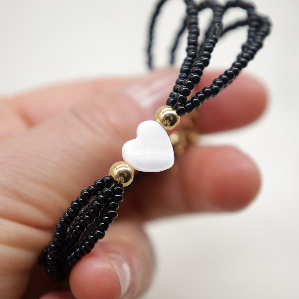 Armband Romina – Edelstahlperlen mit Perlmutt-Herzanhänger