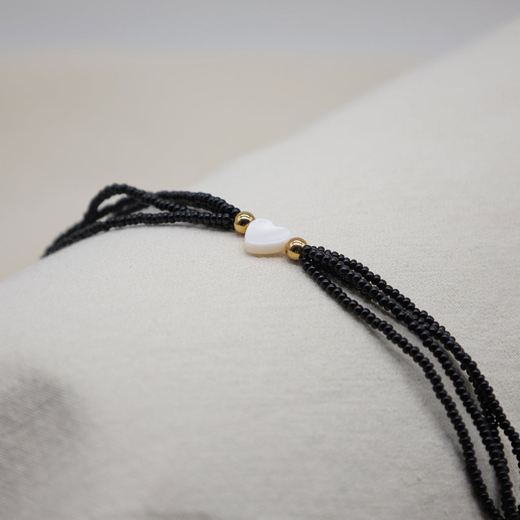 Armband Romina – Edelstahlperlen mit Perlmutt-Herzanhänger