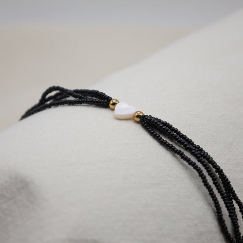 Armband Romina – Edelstahlperlen mit Perlmutt-Herzanhänger