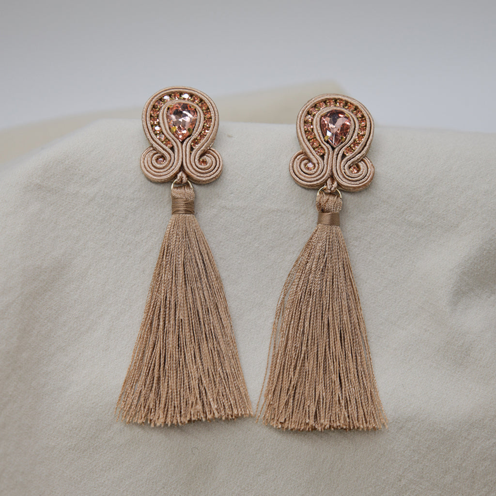 „Margaret“ Lange Soutache-Ohrringe mit Kristall