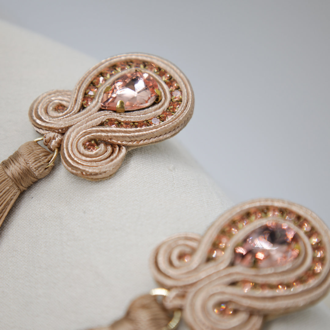 „Margaret“ Lange Soutache-Ohrringe mit Kristall