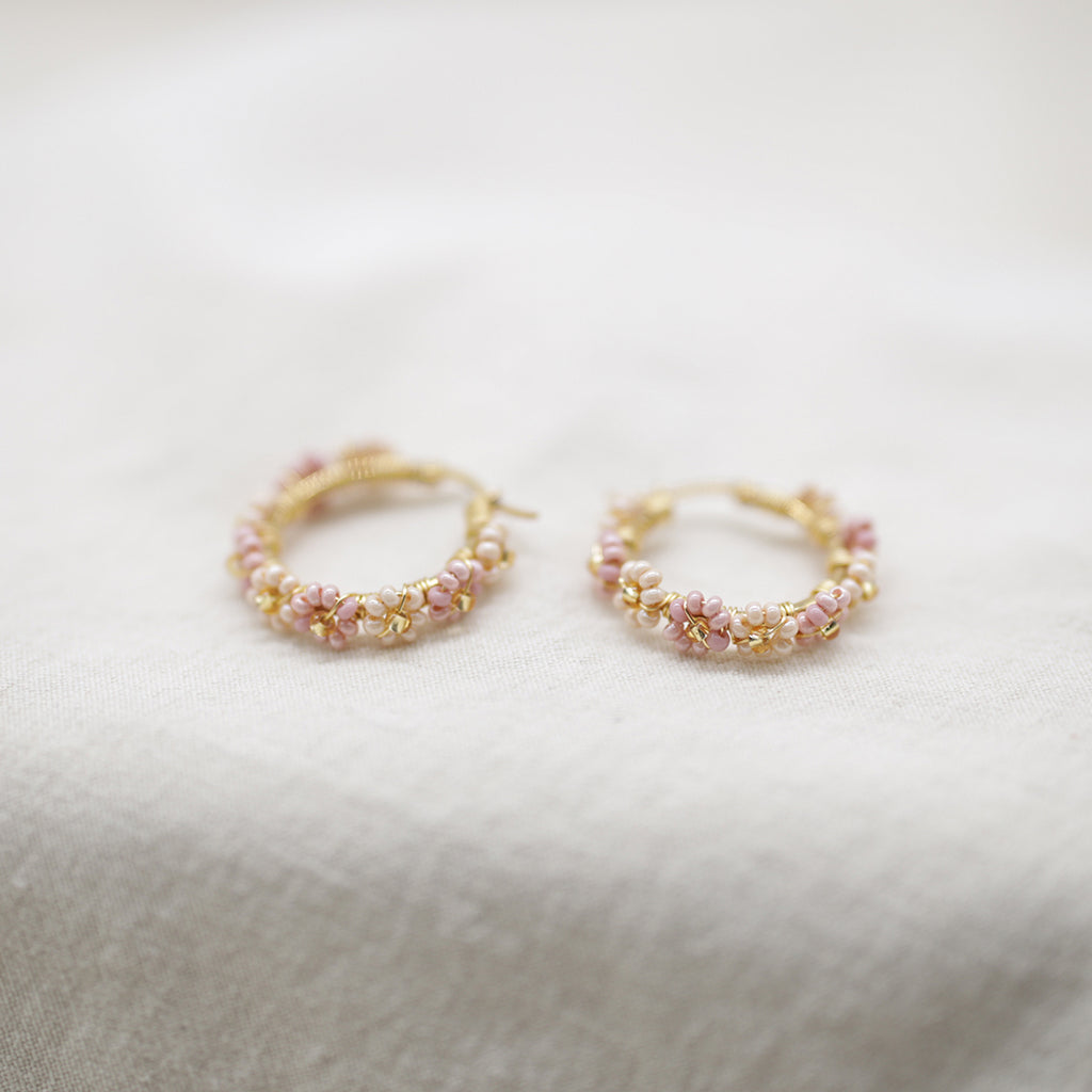 Mabel – Edelstahl-Creolen mit böhmischen Perlenblüten