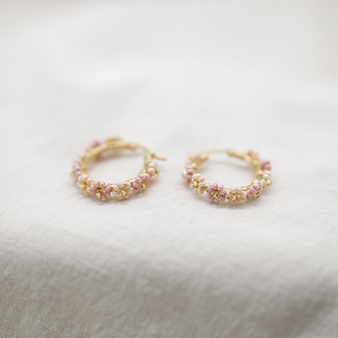 Mabel – Edelstahl-Creolen mit böhmischen Perlenblüten