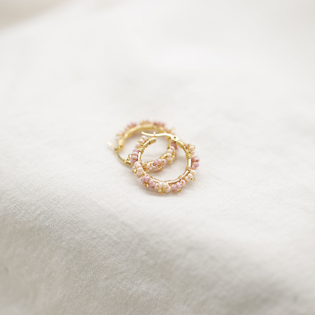 Mabel – Edelstahl-Creolen mit böhmischen Perlenblüten