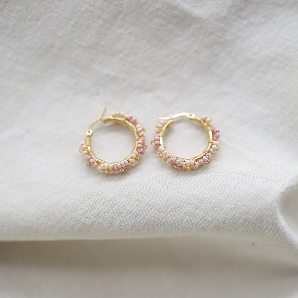 Mabel – Edelstahl-Creolen mit böhmischen Perlenblüten