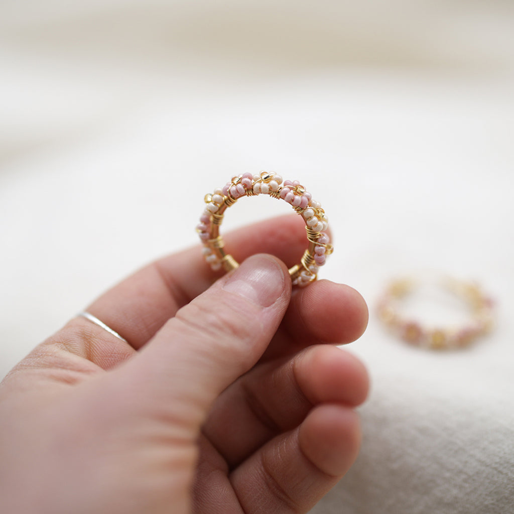 Mabel – Edelstahl-Creolen mit böhmischen Perlenblüten