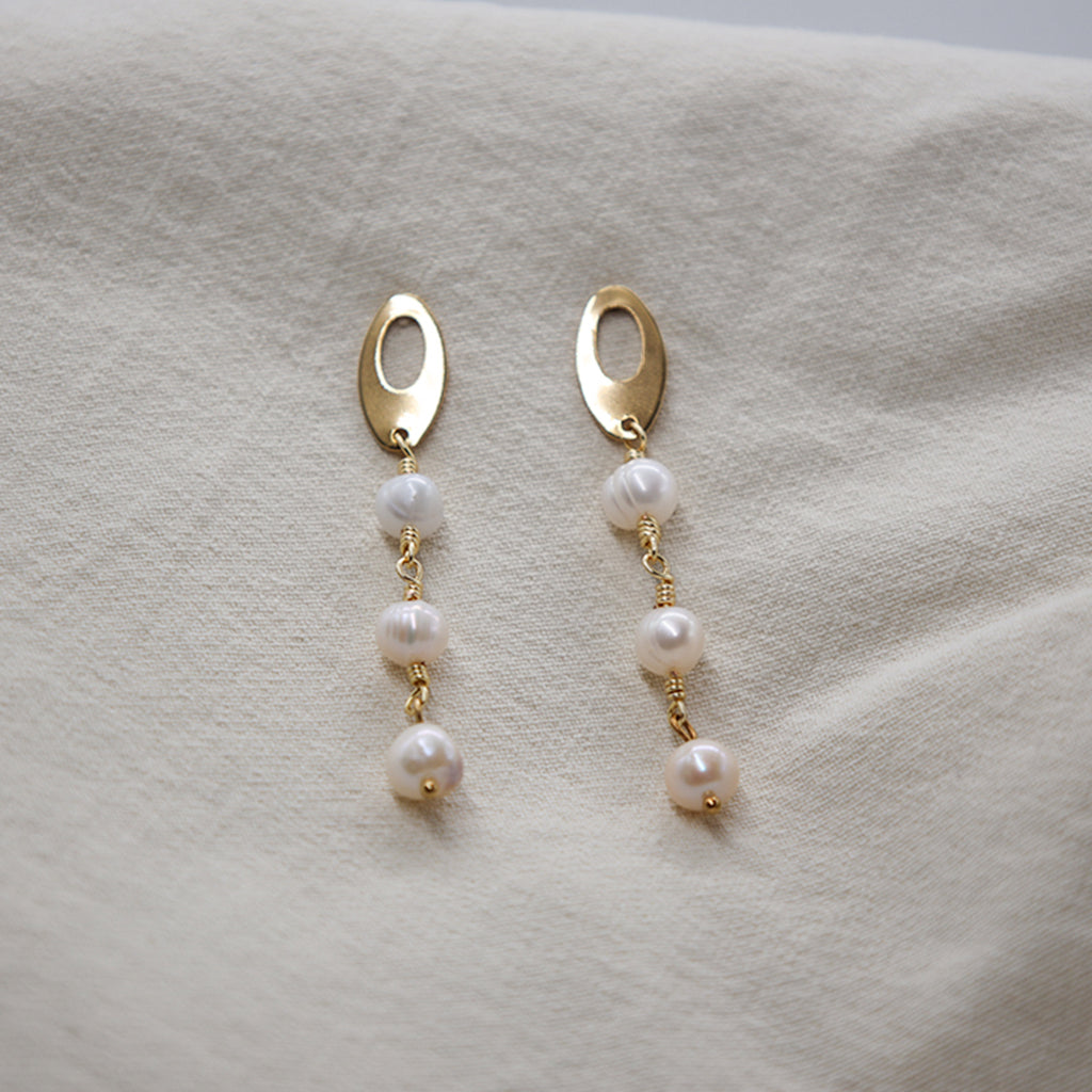 Aretes Aldana – Edelstahl-Ohrringe mit Naturperlen